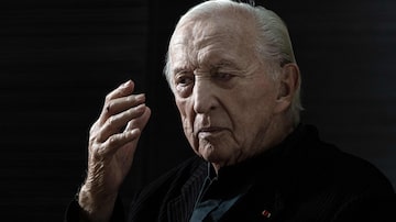 (FILES) In this file photo taken on December 10, 2019 French painter Pierre Soulages poses during a photo session at the Louvre museum in Paris. - French painter Pierre Soulages died at age 102 told his relatives to AFP on October 26, 2022. (Photo by JOEL SAGET / AFP)