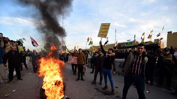 Membros de milícias iraquianas protestam na frente de embaixada do EUA, em Bagdá. Foto: Murtaja Lateef/EFE