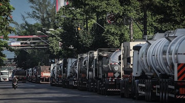 Caminhões aguardam para carregar ou descarregar mercadorias no Porto de Santos, na via do meio, no bairro de Alemoa, em Santos