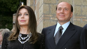 O ex-premiê italiano Silvio Berlusconi e sua ex-mulher Veronica Lario em 2004. Foto: Alessandro Bianchi/Reuters