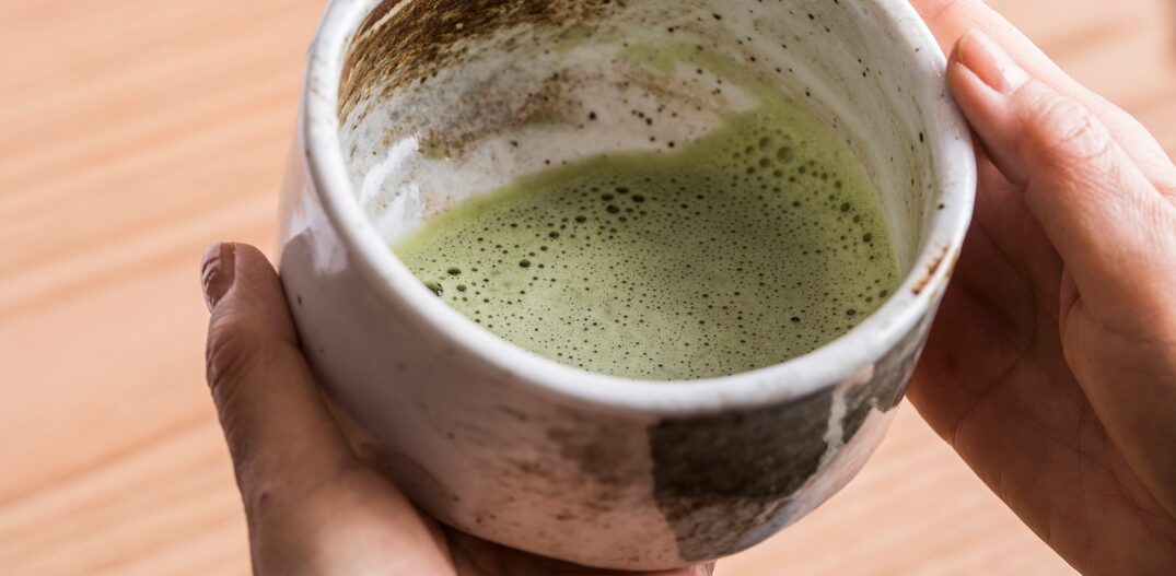 Potinho de cerâmica com chá verde dentro. Foto: Ricardo D'Angelo | Estadão