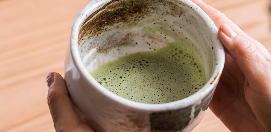 Potinho de cerâmica com chá verde dentro. Foto: Ricardo D'Angelo | Estadão