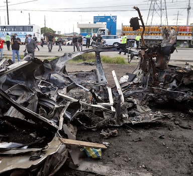 Restos de carro ficam expostos após explosão em Guayaquil, Equador; país vive onda de violência