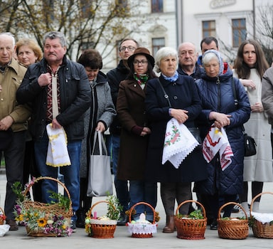 Ucranianos ortodoxos aguardam pelas bênçãos de um padre na celebração da Páscoa em Lviv