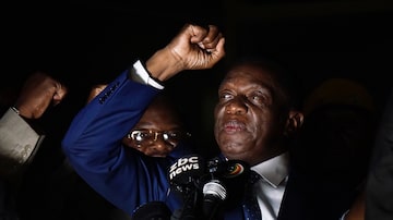 Emmerson Mnangagwa volta ao Zimbábue para discurso na sede do partido Zanu-PF. Foto: AFP PHOTO / Zinyange AUNTONY