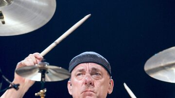 O baterista do Rush, Neil Peart, em um show com a banda em 2004. Foto: Ethan Miller/Reuters