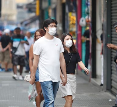 Pedestre usa máscara devido ao surto do coronavirus, na regiao da rua 25 de Março, centro da capital paulista
