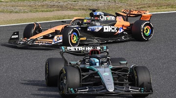 Mercedes' British driver George Russell (front) and McLaren's Australian driver Oscar Piastri (behind) take part in the Formula One Japanese Grand Prix race at the Suzuka circuit in Suzuka, Mie prefecture on April 7, 2024. (Photo by Toshifumi KITAMURA / AFP). Foto: Toshifumi Kitamura/AFP