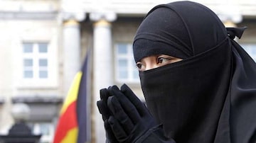 Mulher dá entrevista sobre a decisão da Bélgica de abolir o uso do niqab, burca, xador ou hijab. Foto: Yves Herman/Reuters