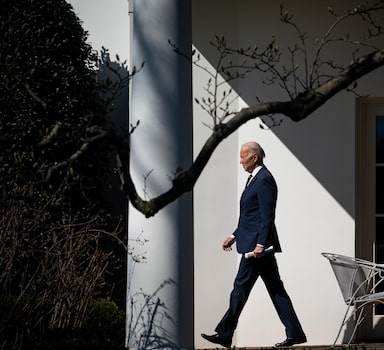 Washington (United States), 11/03/2022.- US President Joe Biden walks on the South Lawn of the White House before boarding Marine One in Washington, DC, USA, 11 March 2022. Biden on 11 March 2022 announced that the US is banning imports of Russian alcohol and seafood, as the White House looks to ratchet up punishment over Moscow's invasion of Ukraine. (Rusia, Ucrania, Estados Unidos, Moscú) EFE/EPA/Al Drago / POOL
