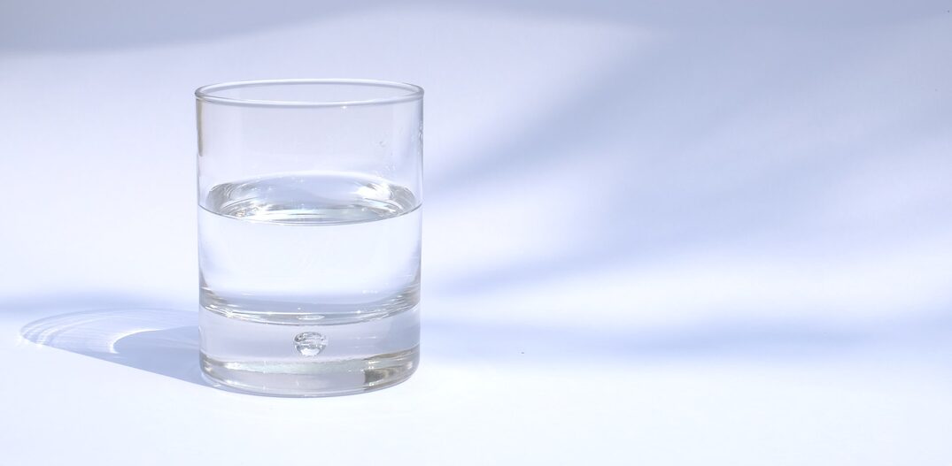 Imagem de copo d'água para chamada do Estadão Recomenda na home. Foto: Manu schwendener/Unsplash. Foto:  Manu schwendener/Unsplash