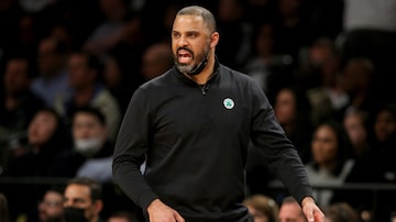 Apr 25, 2022; Brooklyn, New York, USA; Boston Celtics head coach Ime Udoka coaches against the Brooklyn Nets during the second quarter of game four of the first round of the 2022 NBA playoffs at Barclays Center. Mandatory Credit: Brad Penner-USA TODAY Sports. Foto: Brad Penner-USA TODAY Sports