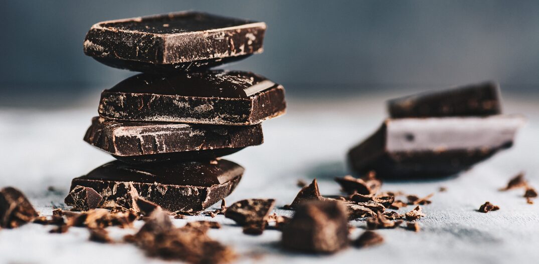 Dark chocolate on grey background. Foto: mateuszsiuta/Adobe Stock 