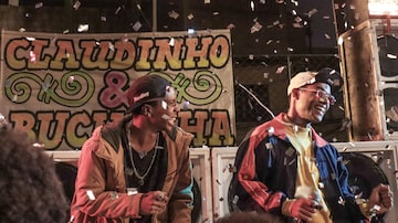 Lucas Penteado (direita) e Juan Paiva interpretam os amigos de infância que viraram estrelas do funk nos anos 1990. Foto: Angélica Goudinho/Divulgação