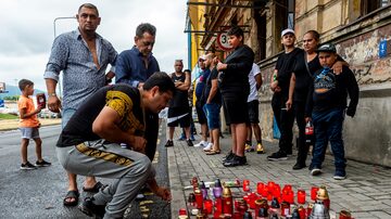 Homenagem a homem de origem cigana morto após abordagem policial em Teplice, na República Checa. Foto: Ondrej Hajek/CTK via AP