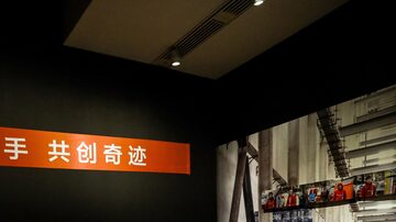 Triciclode entrega chinês integra a instalação 'Asia One', de Cao Fei. Foto: Marian Carrasquero/The New York Times)