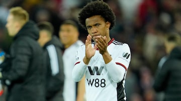 Fulham's Willian applauds at the end of the English Premier League soccer match between Liverpool and Fulham, at Anfield Stadium, Liverpool, England, Wednesday, May 3, 2023. (AP Photo/Jon Super). Foto: Jon Super/AP Photo