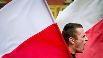 Ativista polonês ultranacionalista solta gritos de ódio contra imigrantes. Foto: AFP