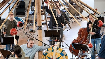 Ensemble Modern.Com o projeto Re-inventing, grupo alemão reverencia obra do músico experimental Walter Smetak. Foto: Jörg Baumann