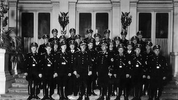 Em uma foto fornecida pelos Arquivos Nacionais da Eslovênia, Franz Josef Huber, na primeira fila segurando luvas, posa com sua equipe da Gestapo de Viena. Foto: National Archives of Slovenia via The New York Times