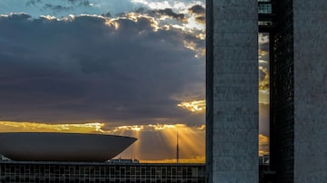 Final do dia em Brasília, tendo o prédio do Congresso Nacional e a cúpula da Câmara dos Deputados em primeiro plano. Foto: Gabriela Biló / Estadão. Foto: Gabriela Biló/Estadão