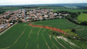 Esta erosão, que começou a se manifestar em 20O7, tem sido um desafio persistente para o município. Foto: Agenor Mariano da Silva Neto