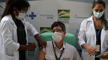 Estevão Portela foi a primeira pessoa no Brasil a receber a vacina contra a covid-19 desenvolvida pelo laboratório AstraZeneca com a Universidade de Oxford. Foto: EFE/ FABIO MOTTA
