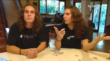Os gêmeos Pedro e Juliano Labigalini, de 17 anos, resumem e comentam as notícias da semana no canal do Estadão no YouTube. Foto: Reprodução