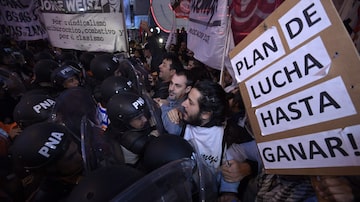 Professores enfrentam a polícia em Avellaneda, durante a greve geral. Foto: JUAN MABROMATA/AFP
