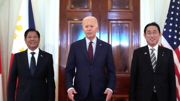 O presidente Joe Biden, ao centro, o presidente filipino Ferdinand Marcos Jr., à esquerda, e o primeiro-ministro japonês Fumio Kishida posam antes de uma reunião trilateral na Casa Branca, em Washington