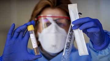 Laboratorista mostra kit de teste para o coronavírus. Foto: Robin Van Lonkhuijsen/ EFE