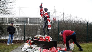 Torcedores prestam homenagem em estátua que Gordon Banks tem no estádio do Stoke City. Foto: Reuters/Carl Recine