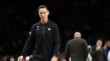NEW YORK, NEW YORK - OCTOBER 27: Head coach Steve Nash of the Brooklyn Nets reacts during the first half against the Dallas Mavericks at Barclays Center on October 27, 2022 in the Brooklyn borough of New York City. NOTE TO USER: User expressly acknowledges and agrees that, by downloading and or using this photograph, User is consenting to the terms and conditions of the Getty Images License Agreement.   Sarah Stier/Getty Images/AFP. Foto: Sarah Stier/Getty Images/AFP