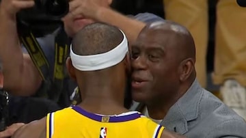 Magic Johnson abraça LeBron James em jogo do Los Angeles Lakers. Foto: Magic Johnson via Instagram