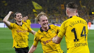 Niclas Fullkrug celebra gol pelo Borussia Dortmund contra o PSG na Champions League com companheiros de equipe. Foto: Matthias Schrader/AP