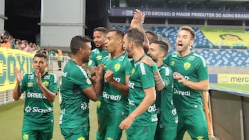 Jogadores comemoram gol de Elton na vitória do Cuiabá por 1 a 0 sobre o Sport. Foto: AssCom Dourado/Cuiabá
