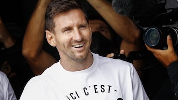 Messi chega a Paris para assinar com o PSG; número da camisa do craque no novo clube ainda não foi divulgada. Foto: Sameer Al-DOUMY/AFP