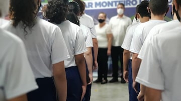 Compra de uniformes para alunos das 197 escolas cívico-militares no Paraná se tornou alvo de investigação do Ministério Público. Foto: Deputado Cobra Repórter