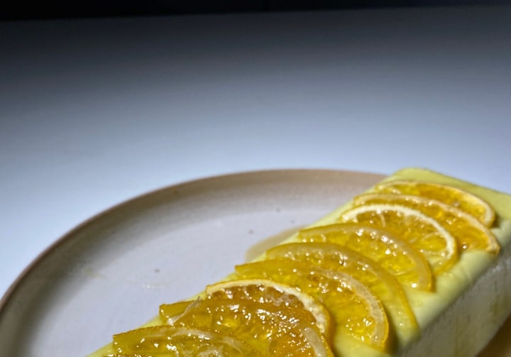 Panna cotta de abacate com calda de limão-siciliano.