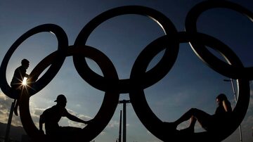 Os arcos olímpicos ao entardecer, na praia de Copacabana . Foto: Charlie Riedel/AP