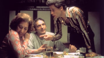 "Os Embalos de Sábado À Noite" foi dublado com maestria nos anos 1980 e teve seu elenco trocado na edição em DVDs, apagando o desempenho seminal de Mario Jorge como John Travolta - Foto: Paramount