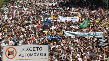 Religiosos se concentram para a Marcha para Jesus, em São Paulo. Foto: Marcio Fernandes/Estadão
