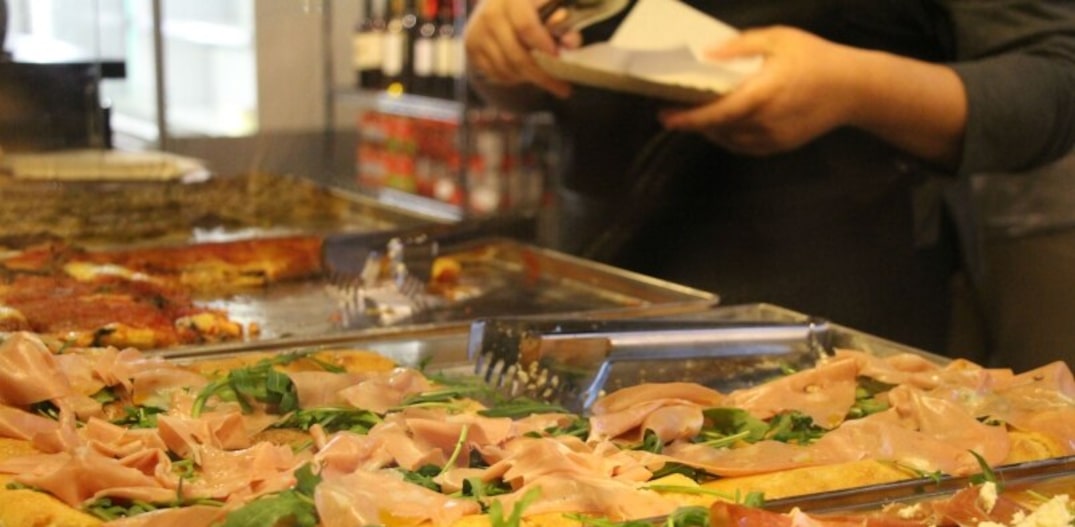 Pizzas al taglio, vendidas em fatias para comer com as mãos, como em Roma. Foto: Da Mooca|Divulgação 