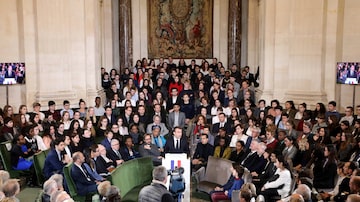 Macron discursa sobre estratégia para promoção da língua francesa diante de membros da Academia Francesa em março de 2018. Foto: Ludovic Marin/Pool via REUTERS