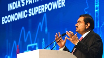 (FILES) Chairperson of Indian conglomerate Adani Group, Gautam Adani, speaks at the World Congress of Accountants in Mumbai on November 19, 2022. India's Gautam Adani became Asia's richest man, Bloomberg Billionaires Index said on January 5, 2024 almost one year after his globe-spanning ports-to-power conglomerate lost around $150 billion in market value over share price manipulation allegations. (Photo by INDRANIL MUKHERJEE / AFP). Foto: Indranil Mukherjee/AFP