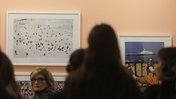 Público da SP-Foto observa obras de Martin Parr. Foto: Nilton Fukuda/Estadão
