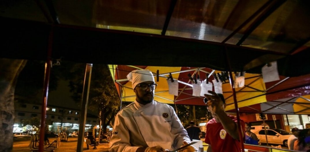 Jefferson Alcântara e sua bike Tô Fritis, que vende sanduíche de frango empanado bem crocante. Foto: Gabriela Biló|Estadão