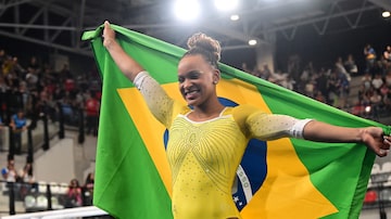 Brazil's Rebeca Andrade celebrates after winning the gold medal in the artistic gymnastics women's vault final during the Pan American Games Santiago 2023 at the Team Sports Centre in the National Stadium Sports Park in Santiago on October 24, 2023. (Photo by MARTIN BERNETTI / AFP). Foto: Martin Bernetti/AFP
