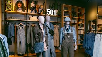 Conjuntos de jeans em exposição na loja principal da Levis na Market Street em São Francisco, em 1º de fevereiro de 2024. Foto: Marissa Leshnov / The New York Times