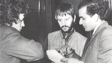 Suresh Joshi ao lado de John Brahn e Ringo Starr em 1968 em Liverpool. Foto: Reuters